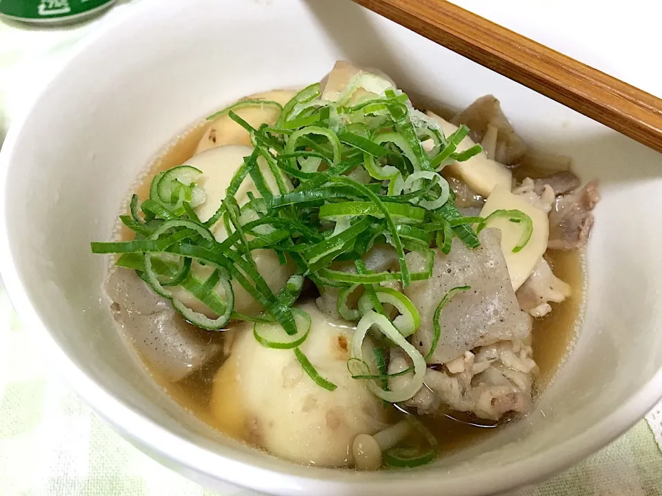 実家で流行り中の山形芋煮。こっちでも作って見た〜😊里芋はじめて取り扱ったけど笑、結構大変！でも味付けほぼめんつゆのみで簡単で、めっちゃ美味しかった〜！！|KKOさん