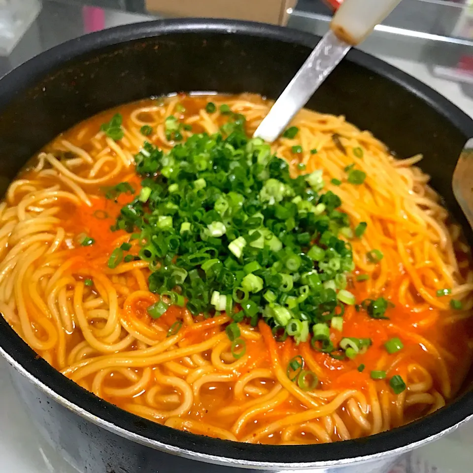 激辛キムチ鍋の〆に中華そば🍜
 #激辛  #キムチ鍋  #中華そば  #〆のラーメン|HALさん