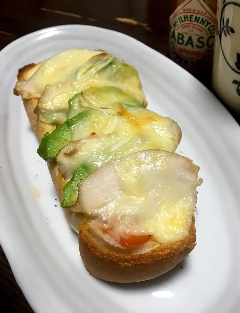 Snapdishの料理写真:朝ごはん☀️🍴
鶏ロース煮🐔とアボカド🥑のピザトースト🍕
ソイラテ☕️
 #ピザトースト  #鶏のロース煮 #アボカド#ソイラテ|ぽんたさん