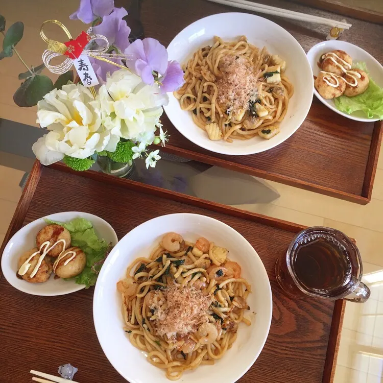 1/7❤︎お昼ごはん❤︎シーフード焼きうどん&たこ焼き❤︎ #お昼ごはん #ランチ #おうちカフェ #おうちごはん|Makinsさん