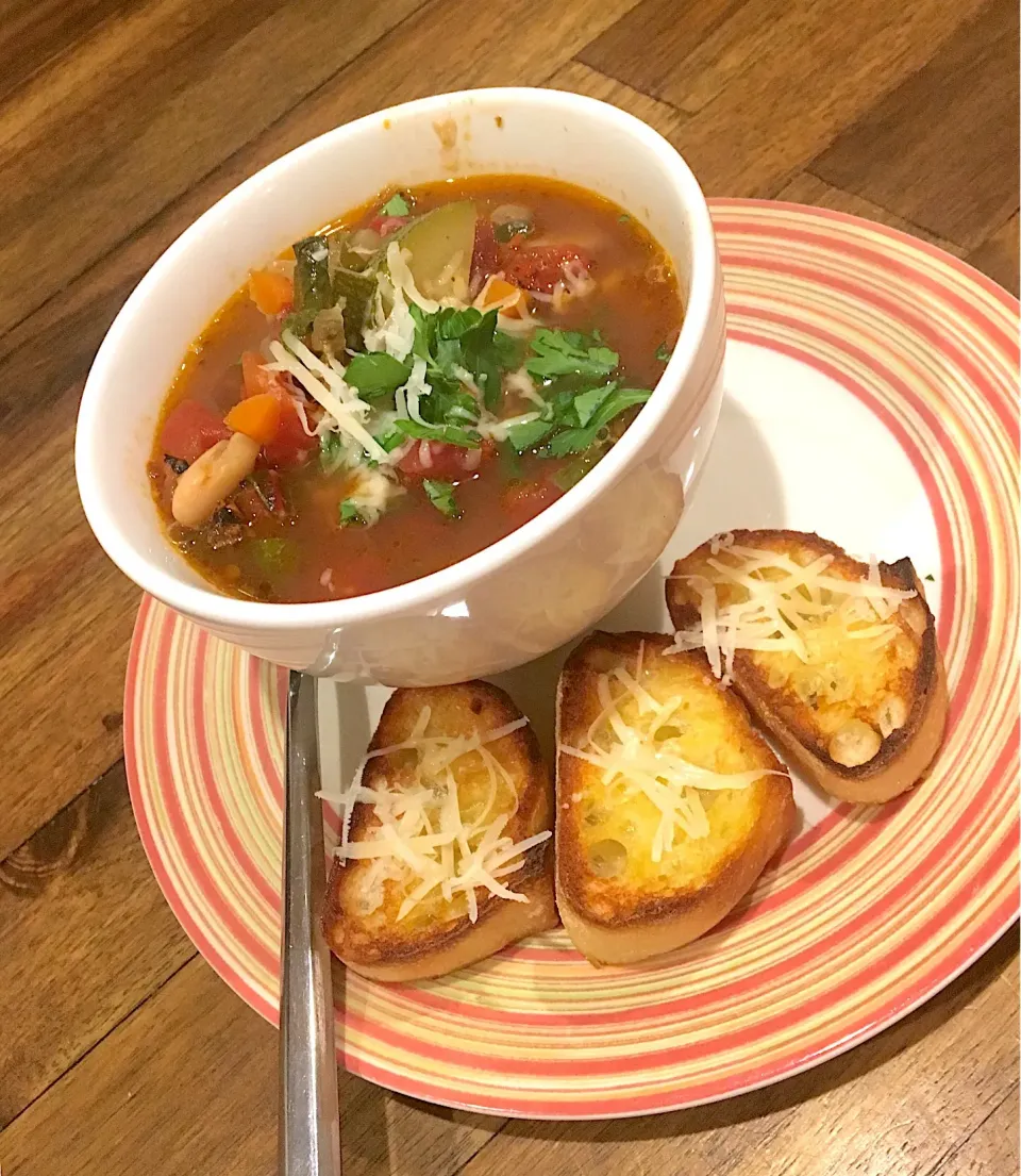 Again with the healthy stuff. Carb and meat-free minestrone soup. A little toast with it but otherwise SO good and healthy!!|emilyDeSantoさん