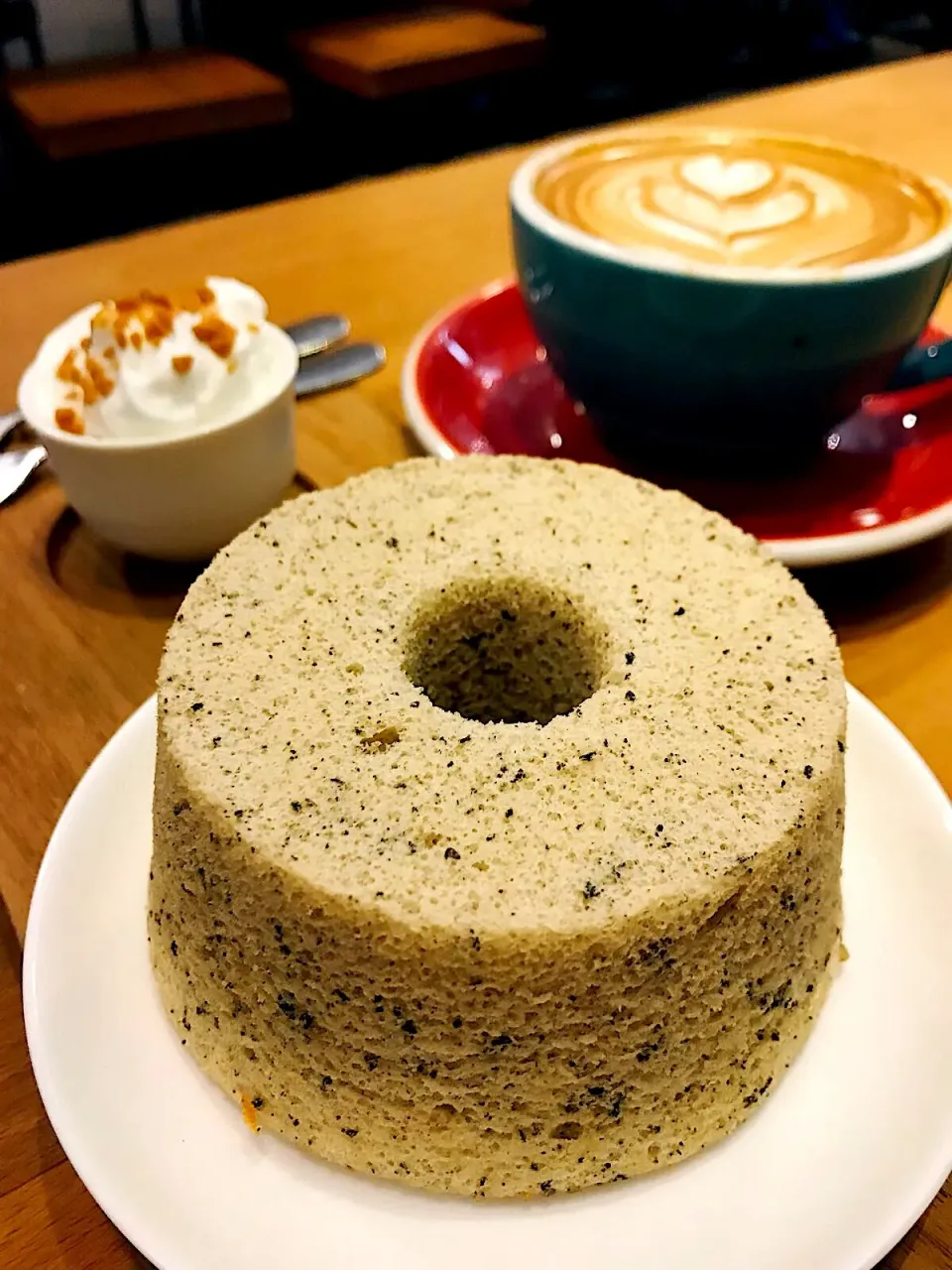 Snapdishの料理写真:Earl Grey Chiffon Cake and Flat White|キノコ🍄さん