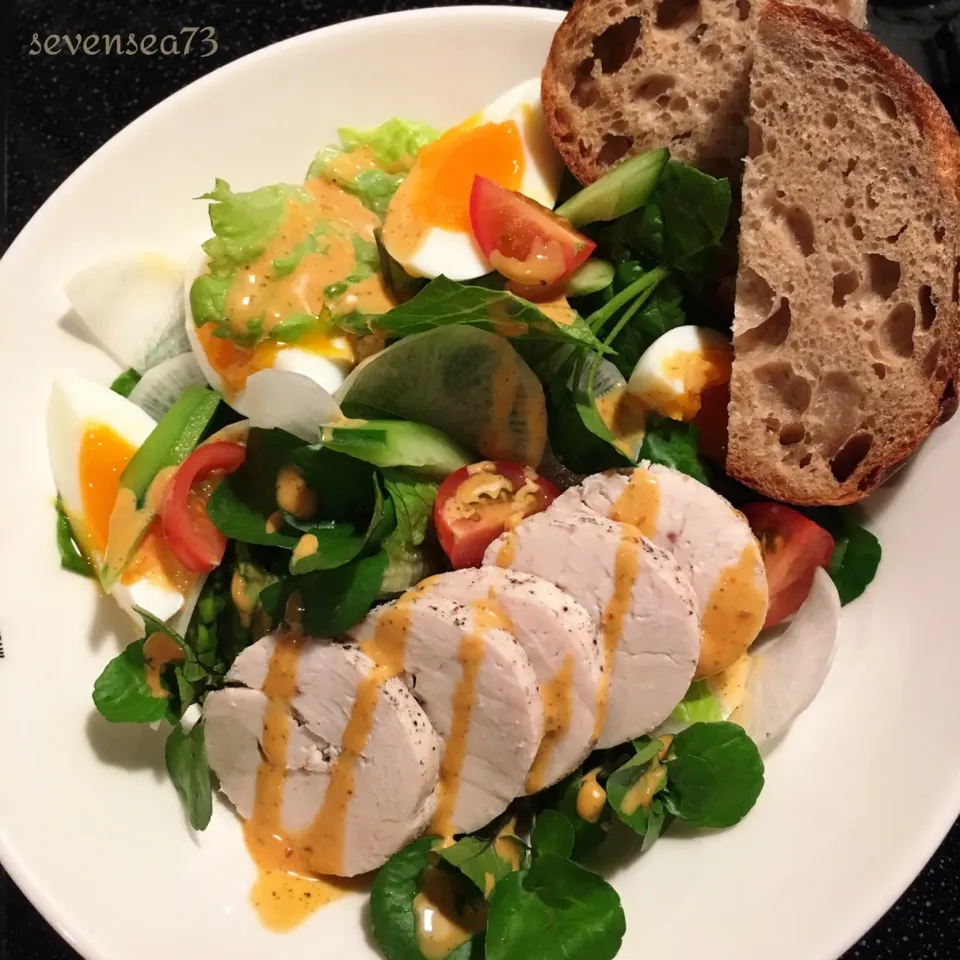 Snapdishの料理写真:鶏ハムサラダ🥗ʕ-̼͡-ʔパン添え🥖|七海さん