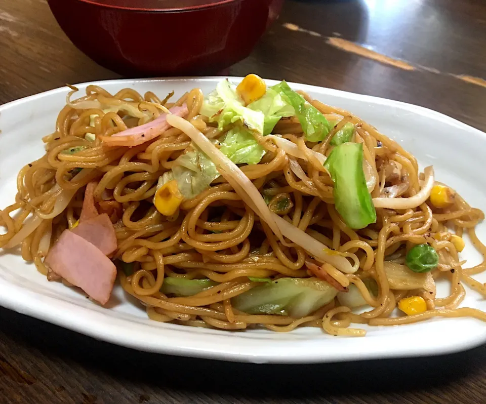 昼ごはん☀️✨
ソース焼きそば
スープ
 #ソース焼きそば #粉ソース|ぽんたさん