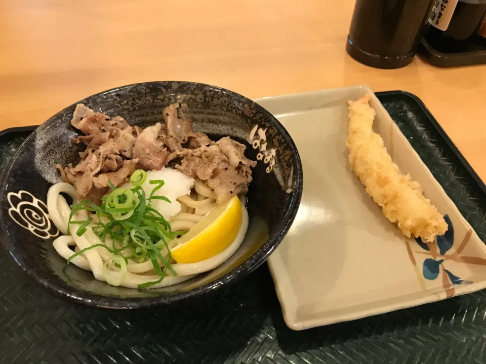 Snapdishの料理写真:塩豚おろしぶっかけうどんとエビ天|手品先輩さん