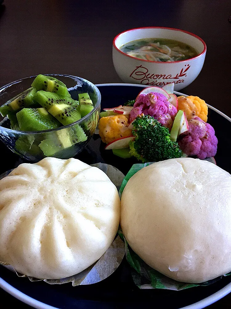 ⭐️肉まん
⭐️明太ポテトまん
⭐️カラフルカリフラワーのサラダ
⭐️キウイフルーツ
⭐️野菜たっぷりスープ|よっちぃさん