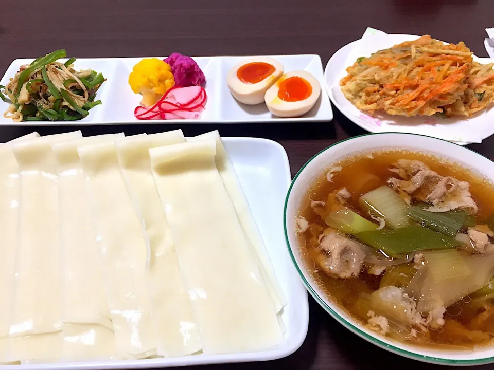 ⭐️幅広うどんで肉汁つけうどん
⭐️かき揚げ
⭐️味玉
⭐️カラフルカリフラワーのピクルス
⭐️えのきとピーマンのおかか和え|よっちぃさん