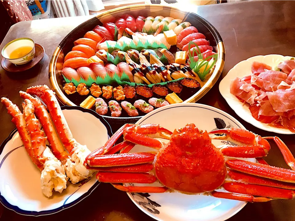 新年会🎍ふるさと納税でいただいたタラバガニ肩とズワイガニ🦀
お寿司は銀のさら🍣
生ハムとアボカド、トマトサラダ|Junko Tominagaさん