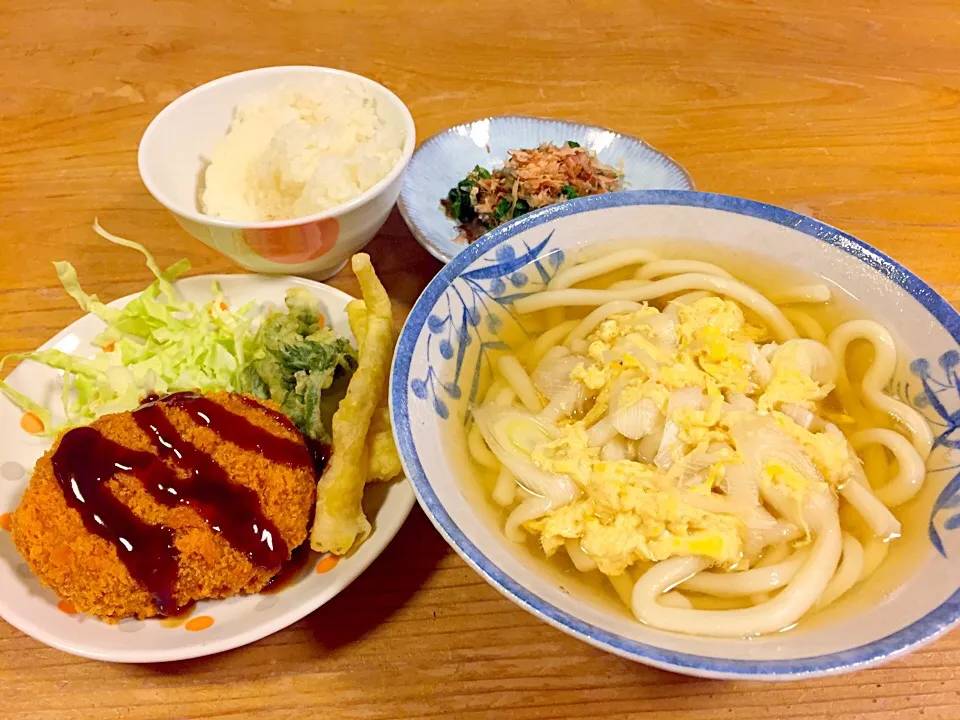 Snapdishの料理写真:うどん、たらの芽、筍の天ぷら、コロッケ生協でお惣菜購入^_^|pepiさん