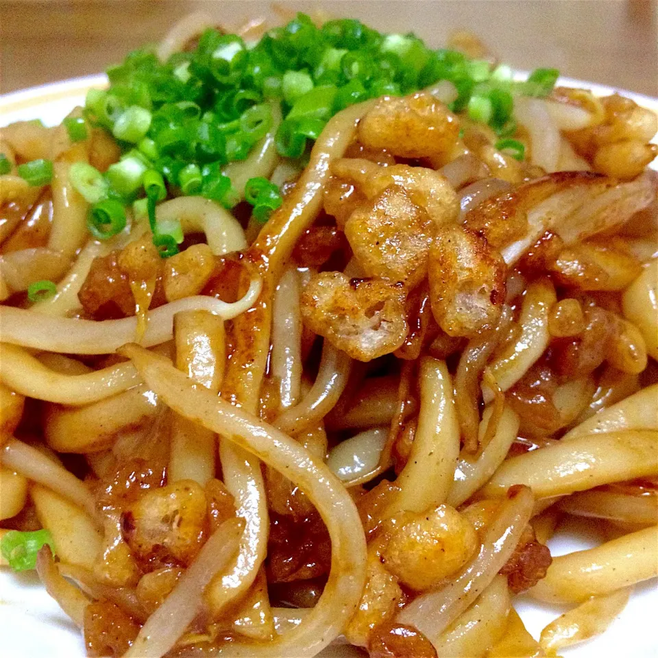 カープソースで❤️もやしの焼きうどん🎵後入れ イカ天かすでサクサク〜だょ🤗❣|まいりさん