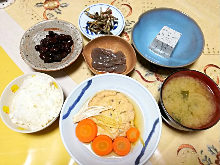 Snapdishの料理写真:晩ごはん
 - がんもどき煮物
 - 胡麻絹こし豆腐
 - 黒豆
 - ごまめ
 - こんにゃく煮
 - ワカメ玉ねぎお味噌汁|korinoさん