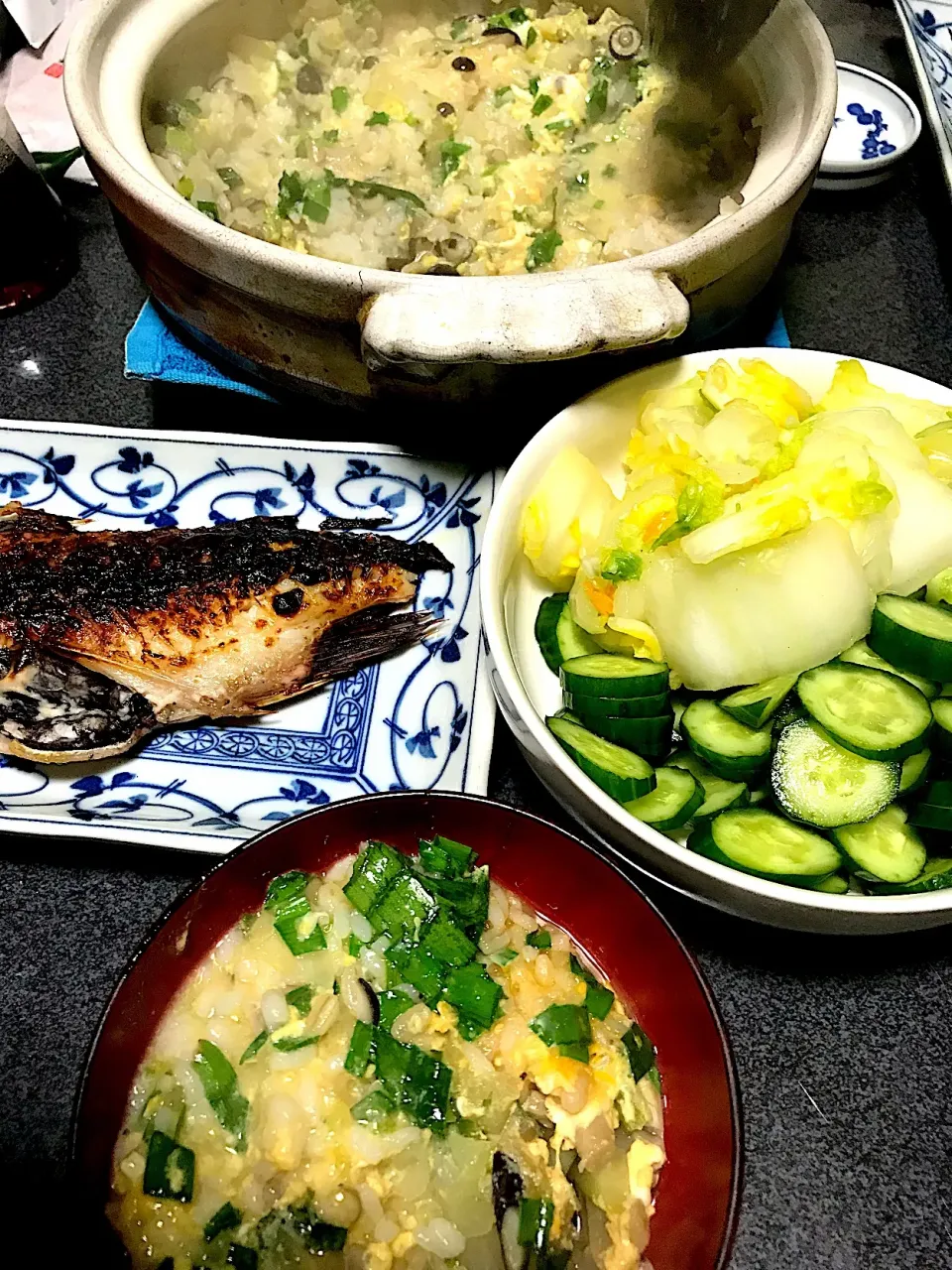 Snapdishの料理写真:もち麦飯七草粥ふう、魚、白菜キュウリ浅漬け|ms903さん