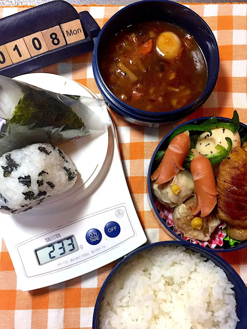 Snapdishの料理写真:１月8日の中1野球部のお弁当♪とまたもや食べる時間を与えてもらえるのか？不明だけど持って行かねばならぬ、補食おにぎり233g|ごっちさん