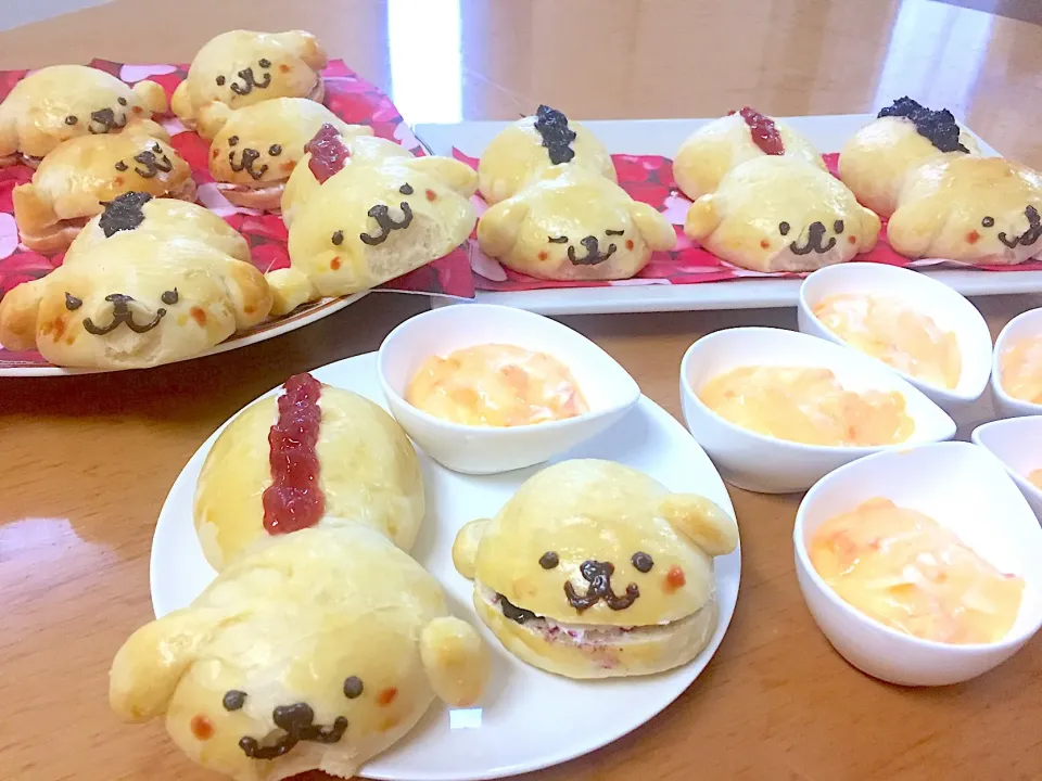 Snapdishの料理写真:クリームチーズ&ジャムパン🐶🥐
ドライマンゴー入りヨーグルト🌸|ふみぃさん