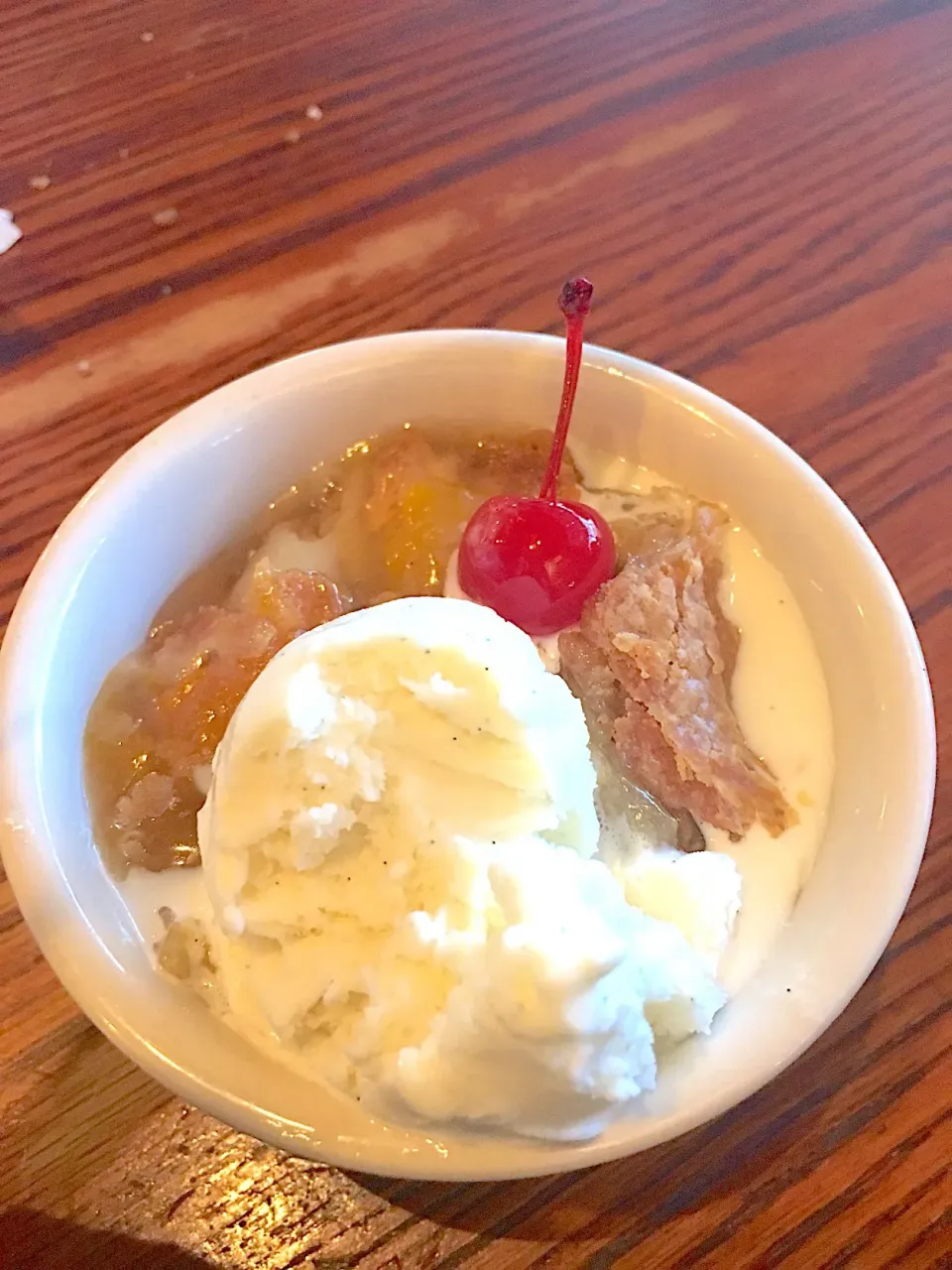 Snapdishの料理写真:Peach Cobbler🍑🍨Vanilla Ice Cream #peachcobbler  #vanillaicecream|🌺IAnneさん