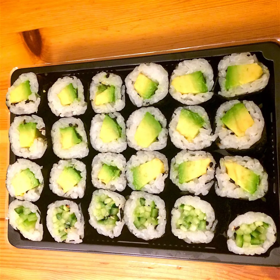 Sushi with avocado and cucumber 😻|MissYumYumさん