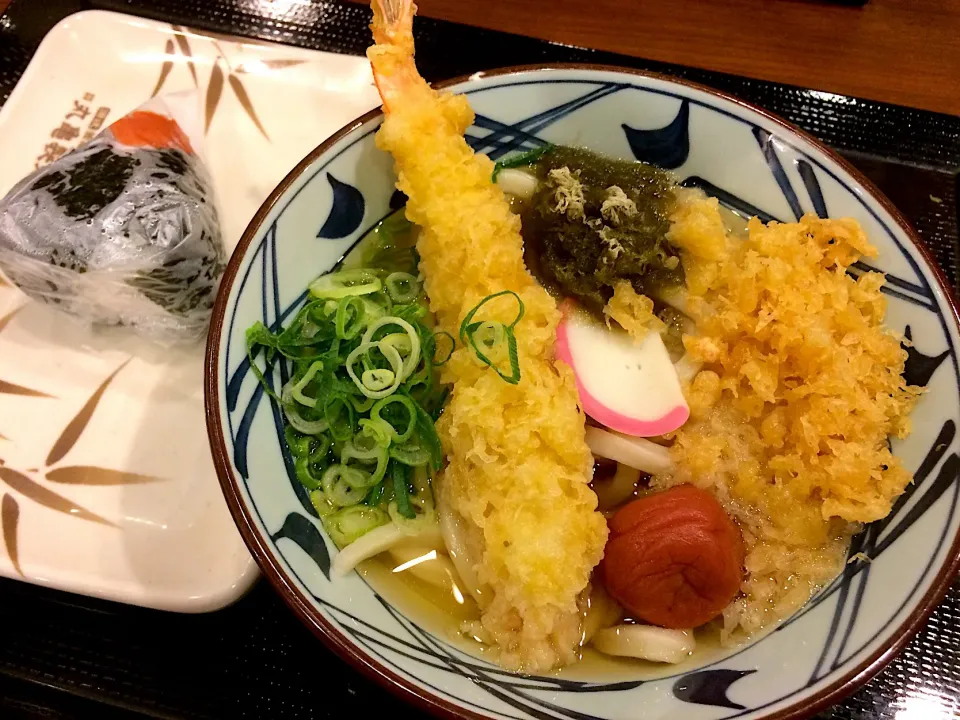 Snapdishの料理写真:丸亀製麺 大海老天うどん 明太子おにぎり|ももみさん