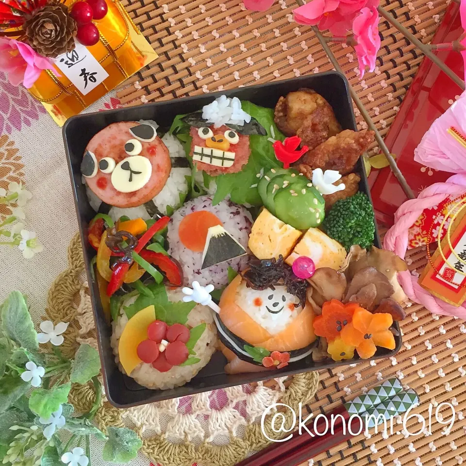 Snapdishの料理写真:お正月の手毬おにぎり弁当🎍✨|@konomi.619さん