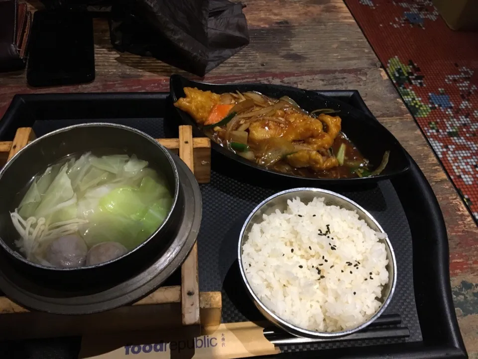 Snapdishの料理写真:紅燒魚片+火鍋+白飯 169元|PegaOさん