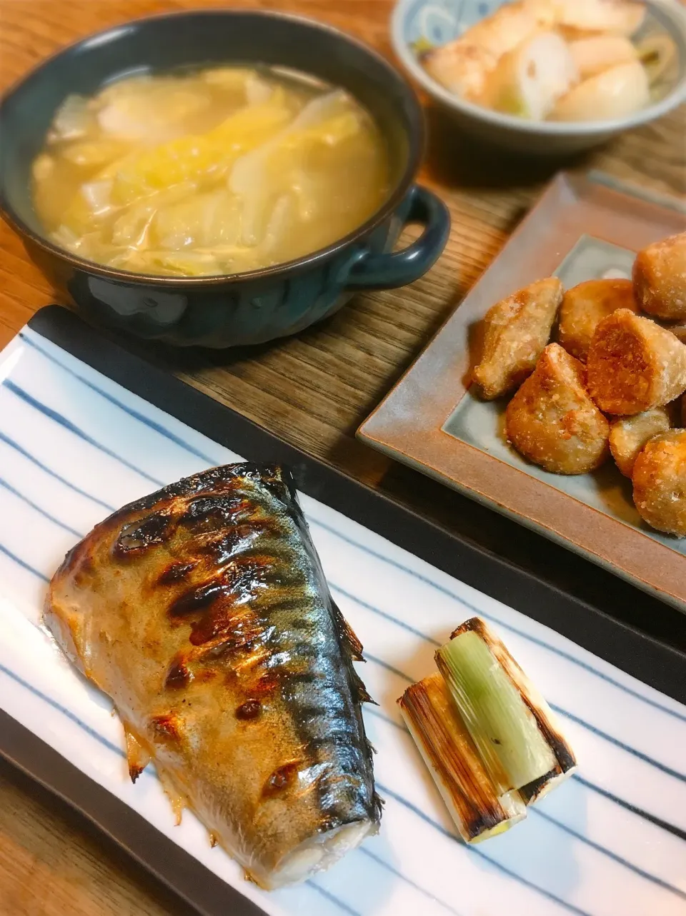 Snapdishの料理写真:休日の夕飯
・塩鯖
・白菜スープ
・蕪の蒸し焼き
・里芋の唐揚げ|akiさん