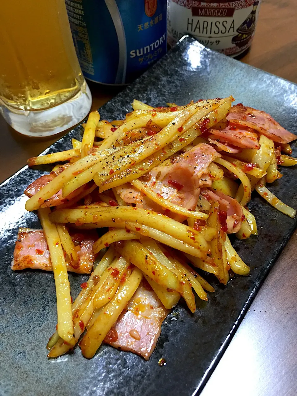 Snapdishの料理写真:ジャガイモとベーコンのハリッサ炒め🍺|ラックさん