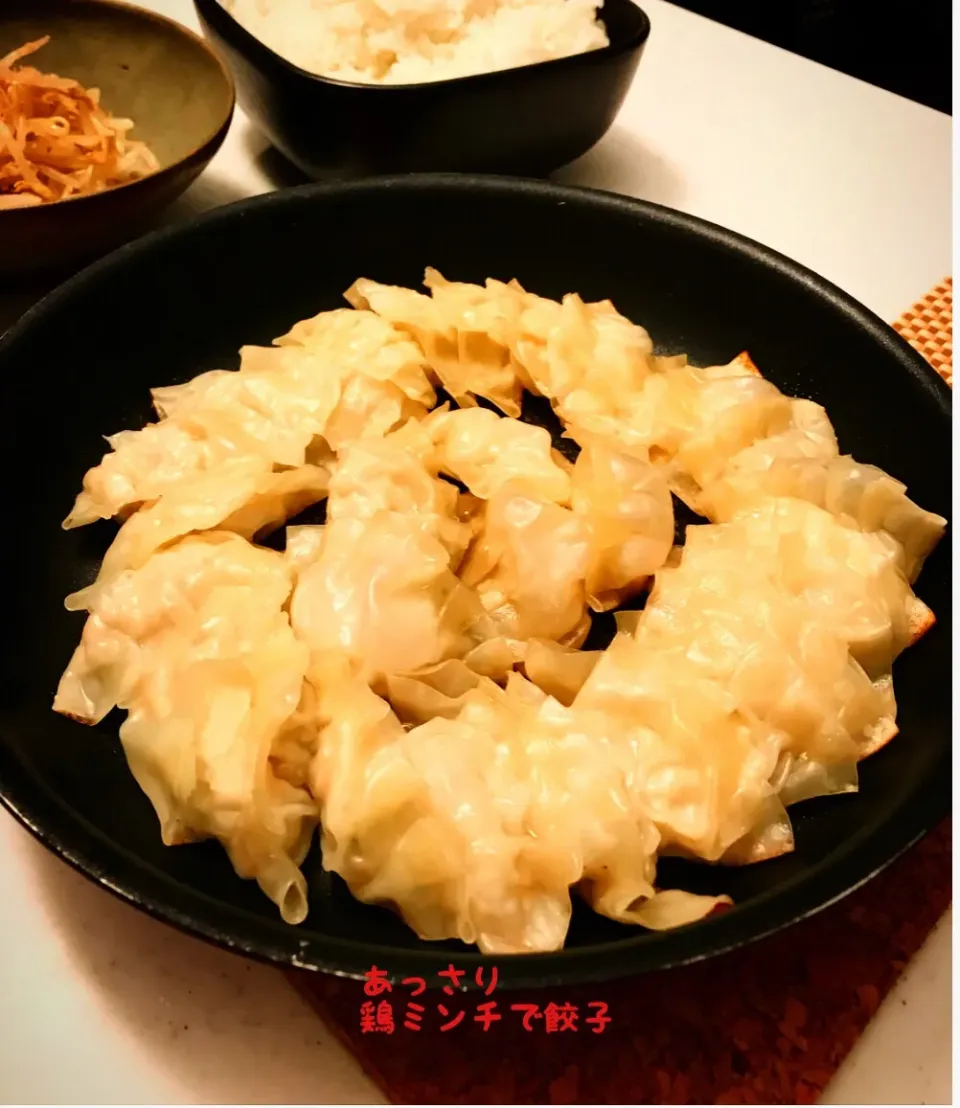 Snapdishの料理写真:チャプチェの おともに 鶏だんごスープを作ろうと思っていたけど 餃子の皮が冷蔵庫に残っているのを思い出し 急きょ、餃子にチェンジ❣️ 大蒜、胡麻油は入れず 生姜と酒、醤油 人参の千切り 葱を合わせて包みました。あっさりして、なかなかウマウマ💖|maromaronyankoさん