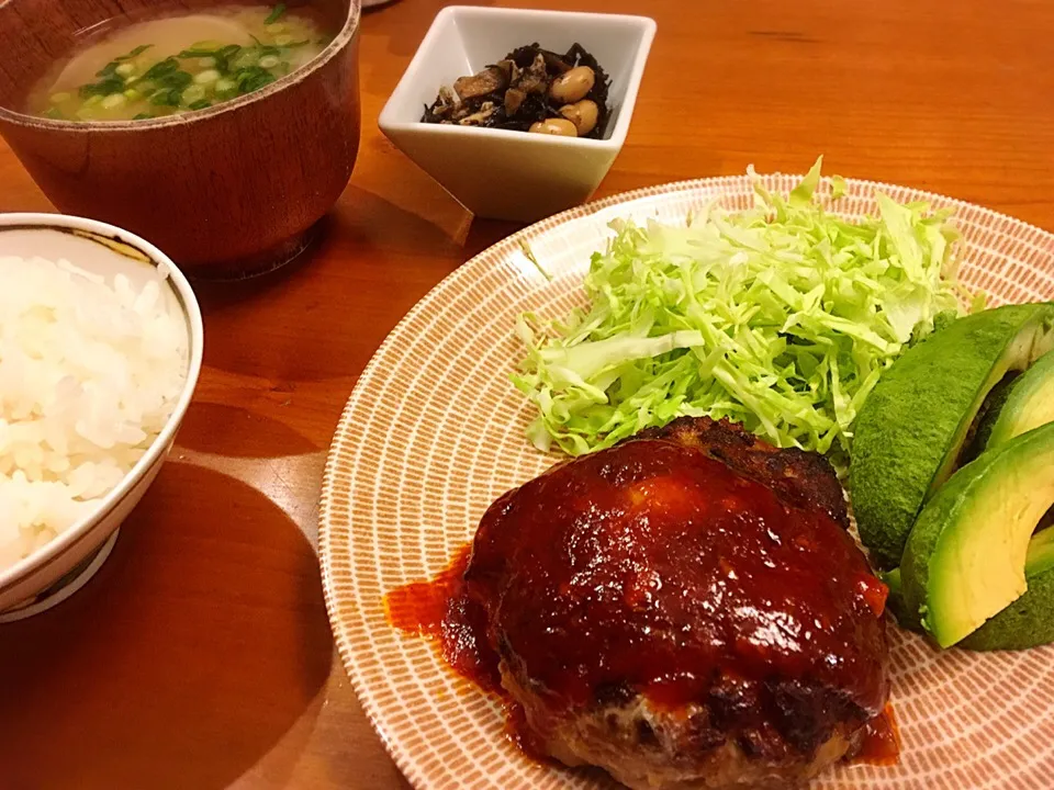 Snapdishの料理写真:1/8 夕飯♪  ハンバーグ アボカドサラダ ひじきと大豆の煮物 味噌汁|ikukoさん