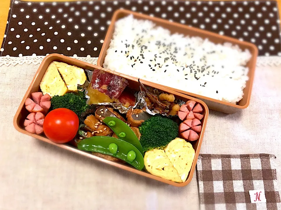 Snapdishの料理写真:こんにゃく肉巻き🥓🐖
卵焼き🍳
さつまいもの甘煮🍠
ウインナー🌸
くるみと小魚佃煮😋
スナップえんどう✨
🥦🍅🍚|あやこさん