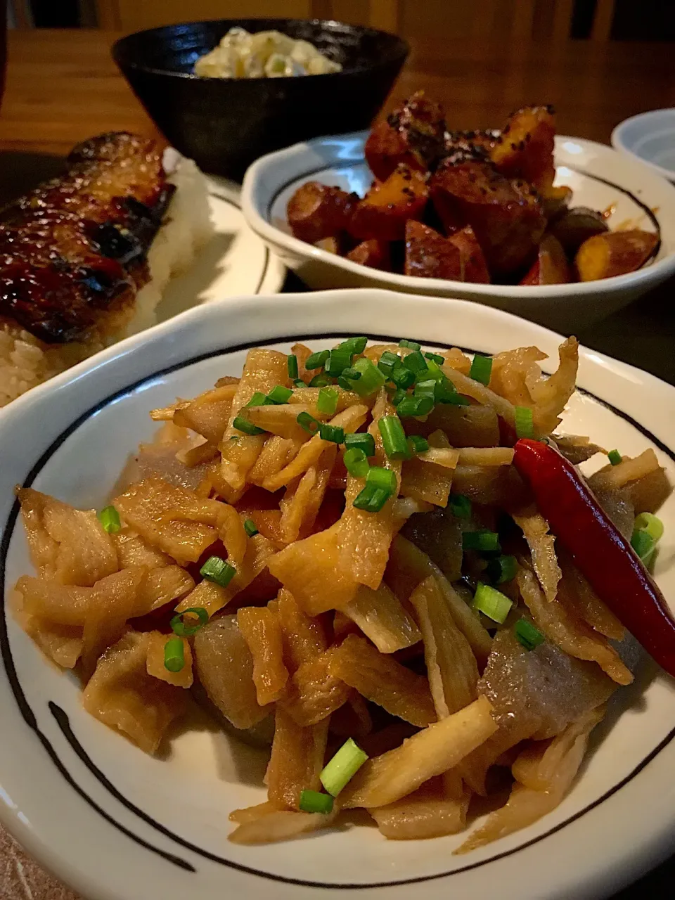 1/8の晩飯 切干大根と蒟蒻の甘辛煮と大学芋|yoneさん