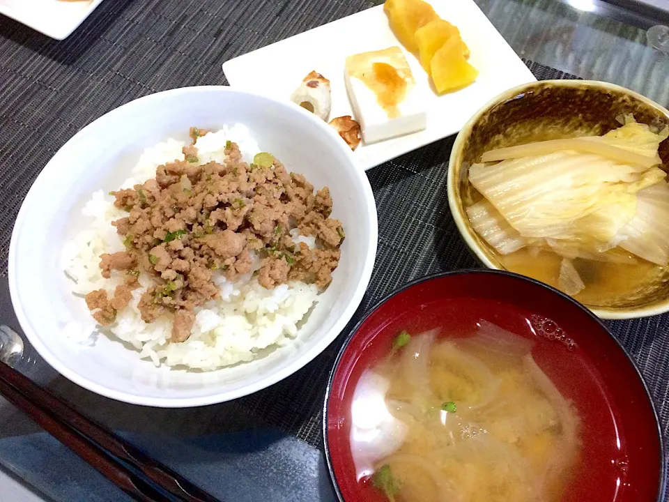 Snapdishの料理写真:今日の男子朝食料理2018年1/9
お弁当の残り物です。#そぼろ #ハンペン焼 #味噌汁|Booパパさん