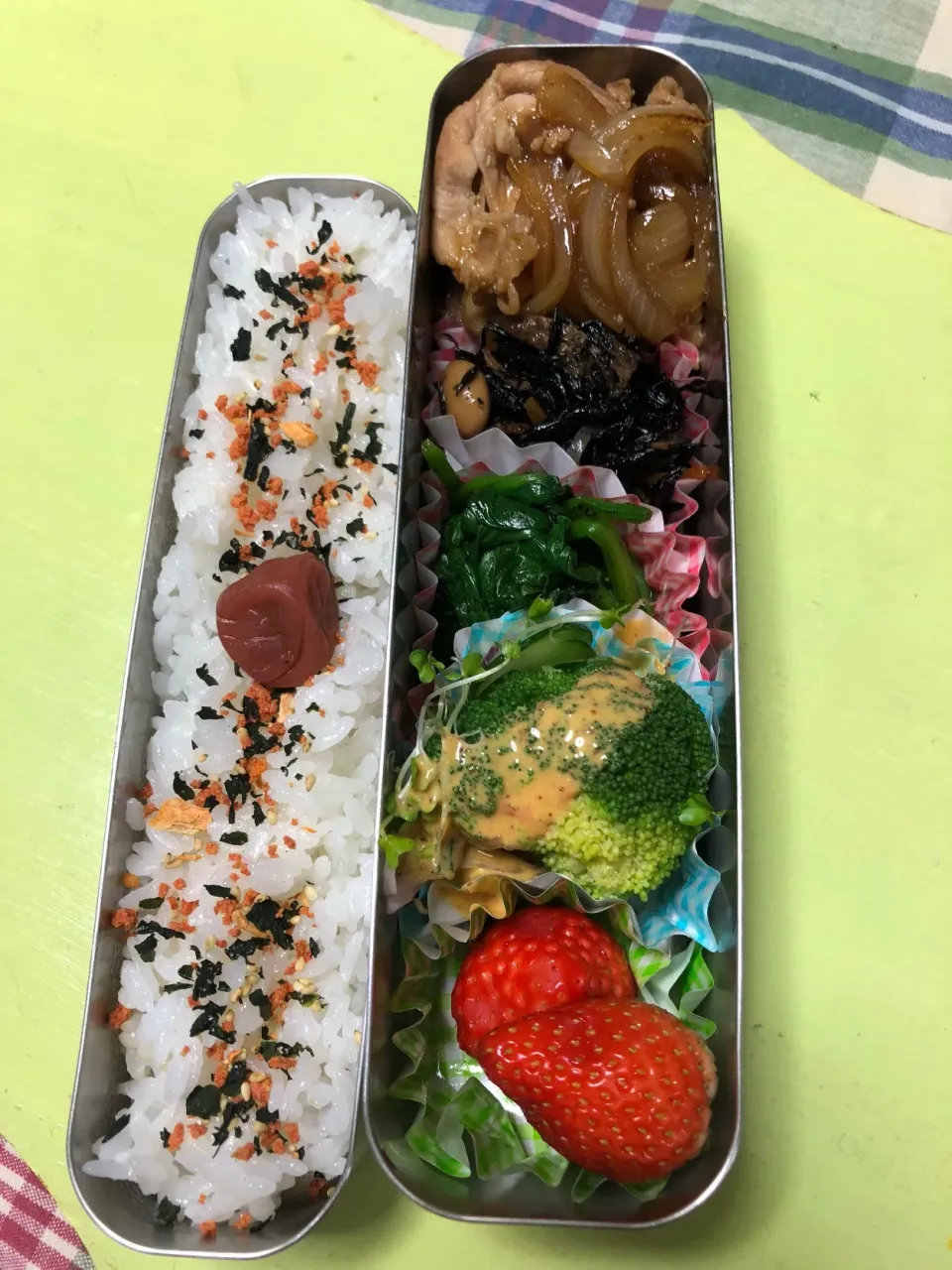 焼肉 ひじき煮 ほうれん草胡麻和え ブロッコリー いちご弁当🍓|Kumiko Kimuraさん