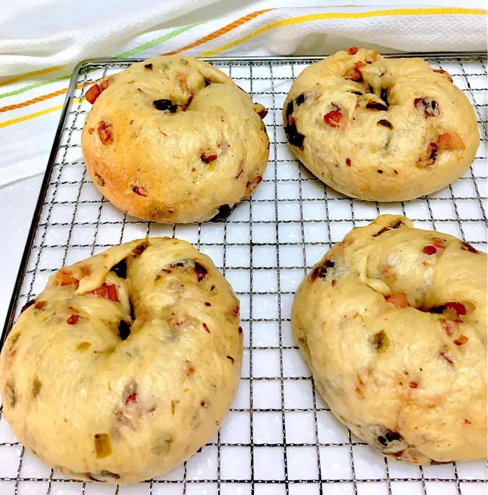 Sourdough Bagel w/ Bacon Jalapeños and Cranberry|gonbenさん