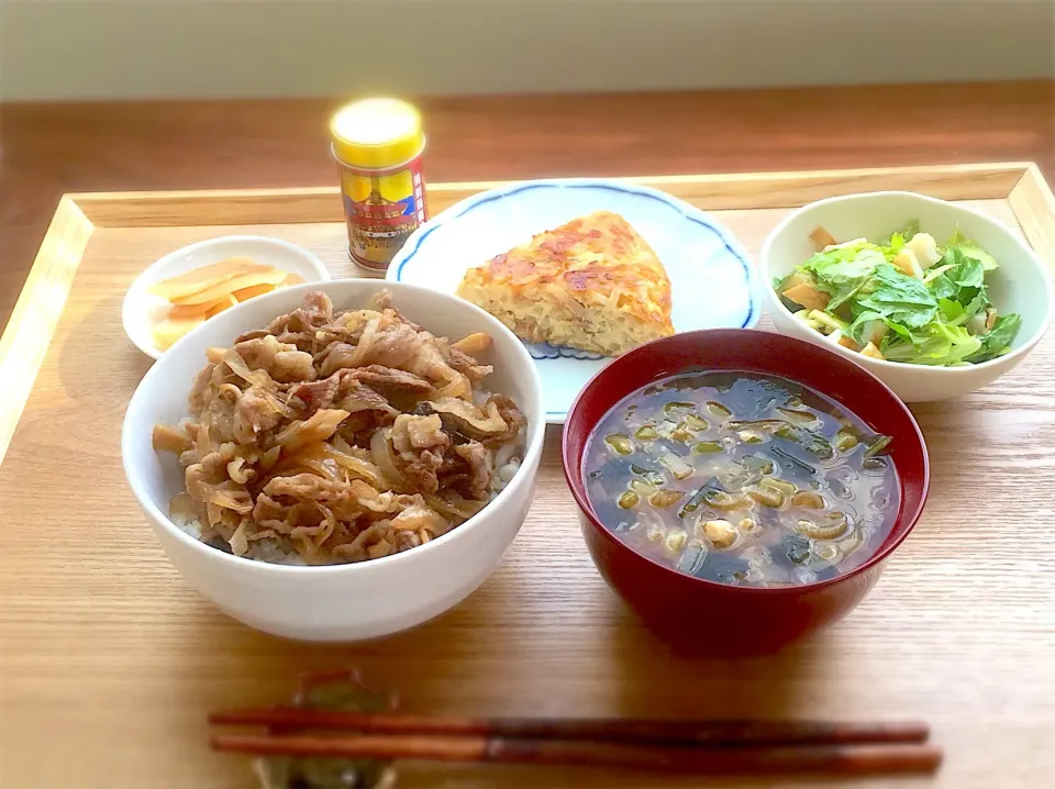 Snapdishの料理写真:きのこたっぷり牛丼🐮💌🍄
もやしとチーズのたまご焼き
セロリの葉と帆立ちくわのマヨかぼす醤油和え|ままみさん