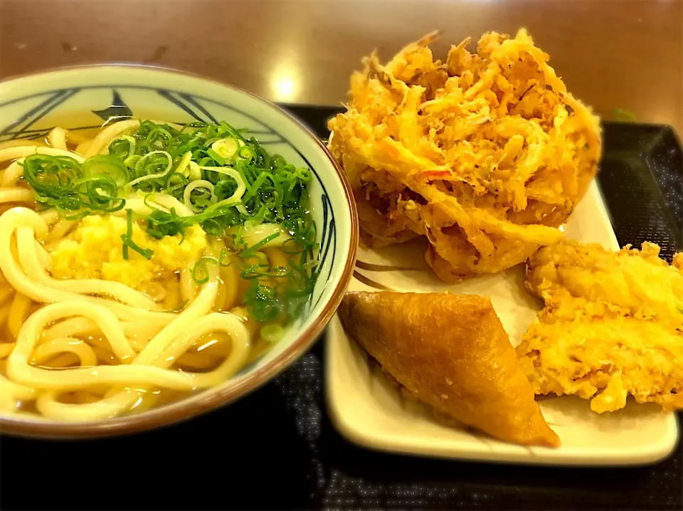 今日も うどん
#丸亀製麺 #かけうどん大 #いなり
#野菜かき揚げ #鯵天ぷら
#麺好き男のランチ|mottomoさん