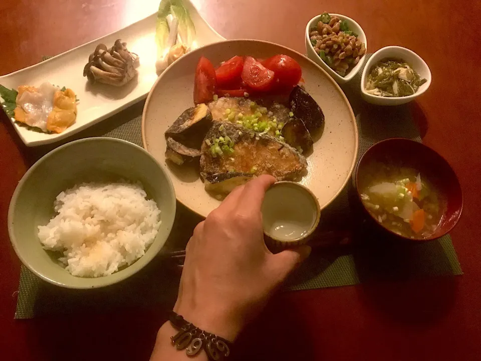 Today's dinner🍴前菜･鰤と茄子の唐揚げ･大和芋&めかぶ･ｵｸﾗ&納豆･白飯･豚汁|🌈Ami🍻さん