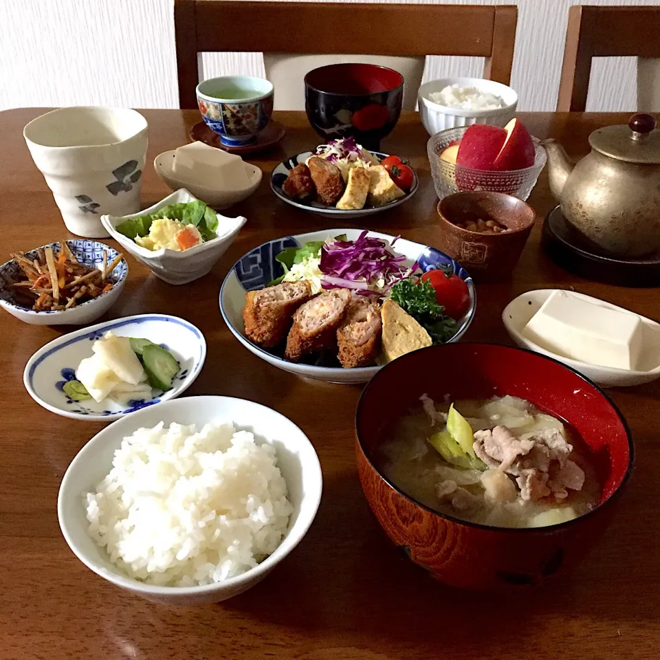 Snapdishの料理写真:明太チーズカツ、だし巻き卵、金平ごぼう、ポテサラ、豚汁の晩ご飯 #おうちごはん|ゆかりさん