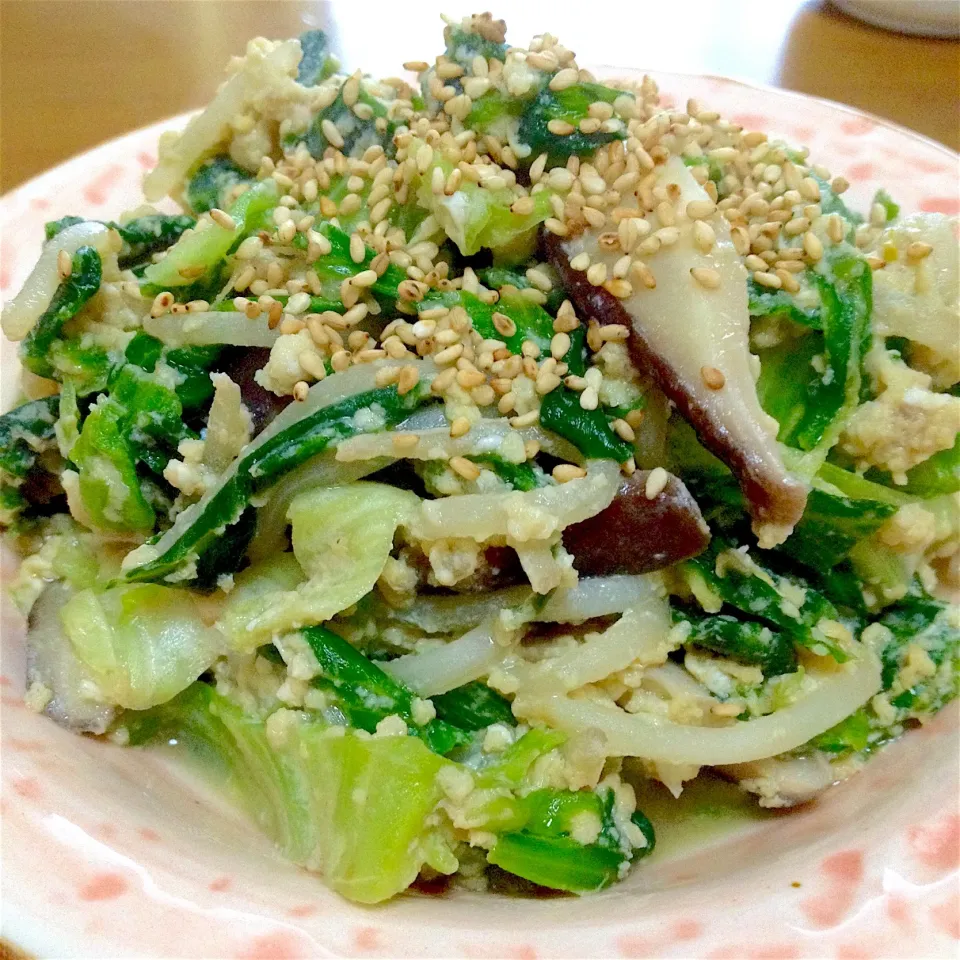 Snapdishの料理写真:レタスと椎茸の和風炒め🍀野菜が高いですね〜💦#レタスの硬い葉で節約 #野菜料理 #野菜が高い|まいりさん