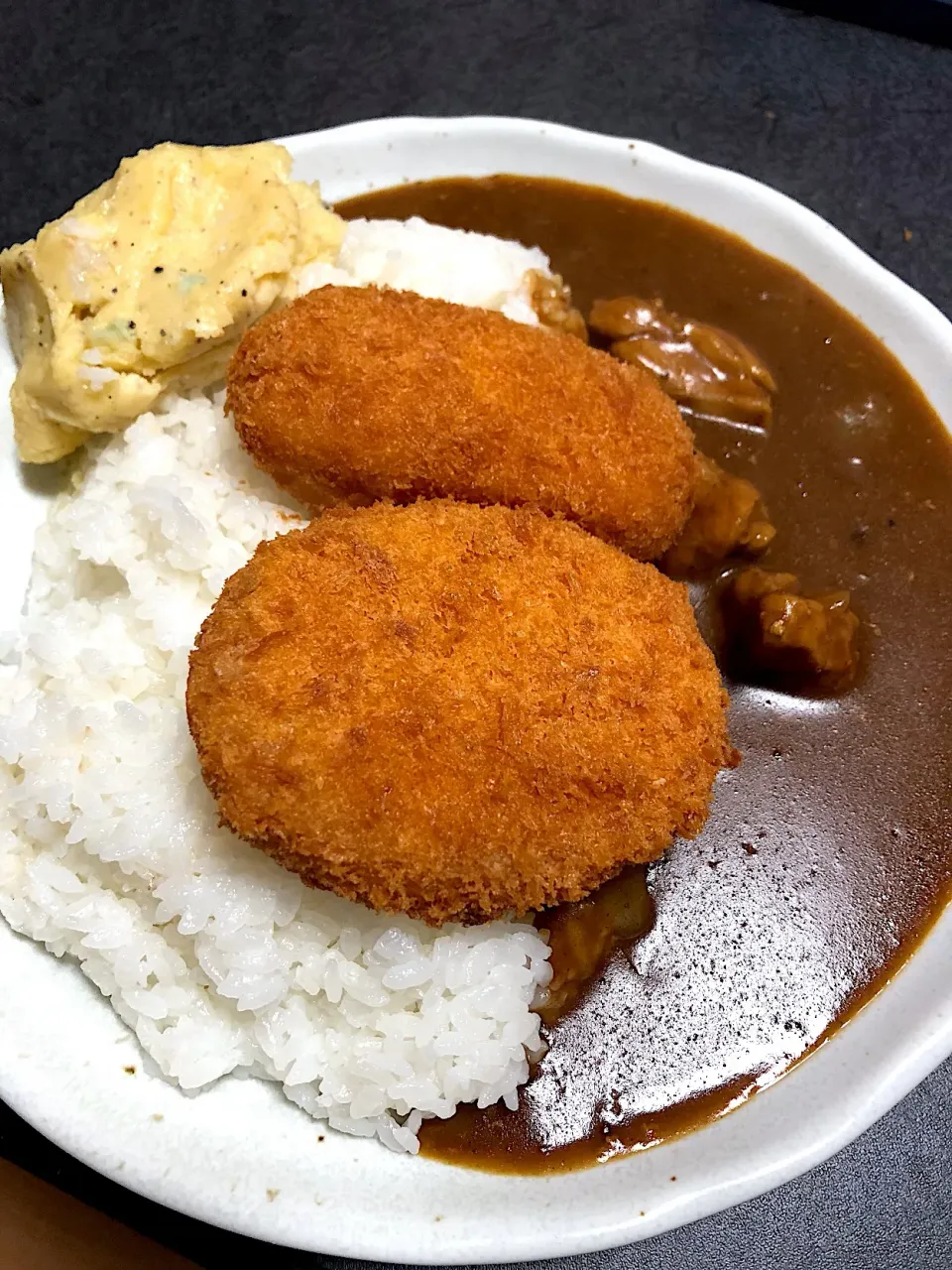 チキンとしたカレー！コロッケ、ポテサラ乗せ！|saikoさん