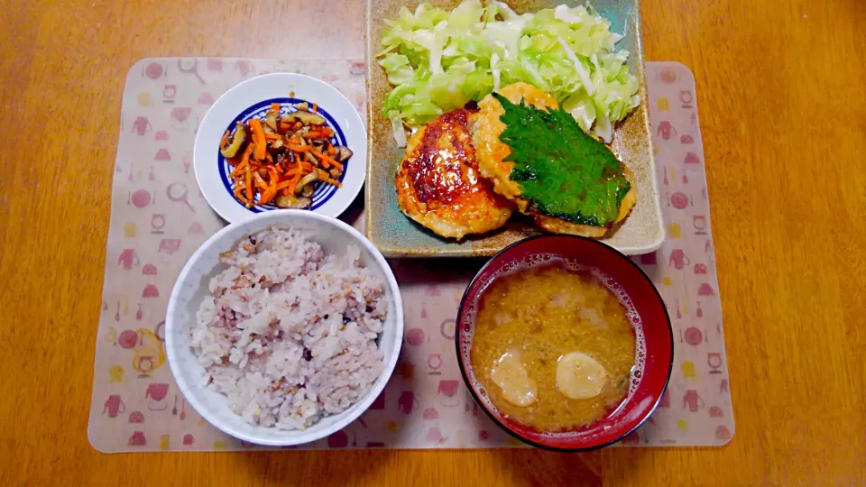 １２月６日　鶏むね肉のつくね照り焼き　コールスロー　にんじんときのこの炒めもの　お味噌汁|いもこ。さん