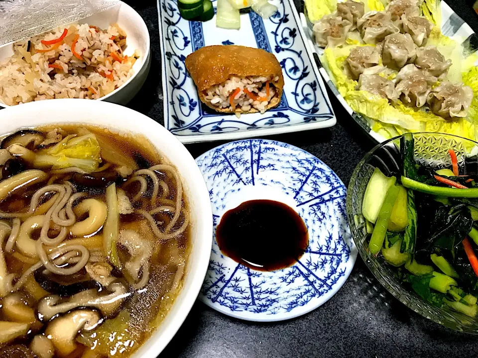 Snapdishの料理写真:温キノコ豚大根さらにキノコ増しそば、五目いなり、五目御飯、シュウマイ白菜、小松菜浅漬け|ms903さん