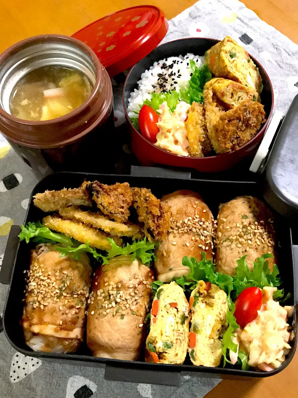 旦那ちゃん、ワタクシ弁当🎶
肉巻きおにぎり
はんべフライ
なすフライ
ピーニン玉子焼き
明太マヨキャベツ
フカヒレスープ|BooBooさん