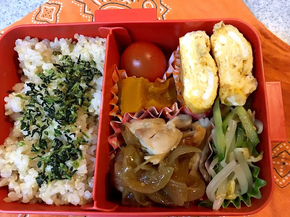 ♫1/10今日のお弁当♫〜鶏の玉ねぎトロトロソース、だし巻き卵、かぼちゃ煮物、もやしときゅうりのナムル、トマト〜|Satokoさん