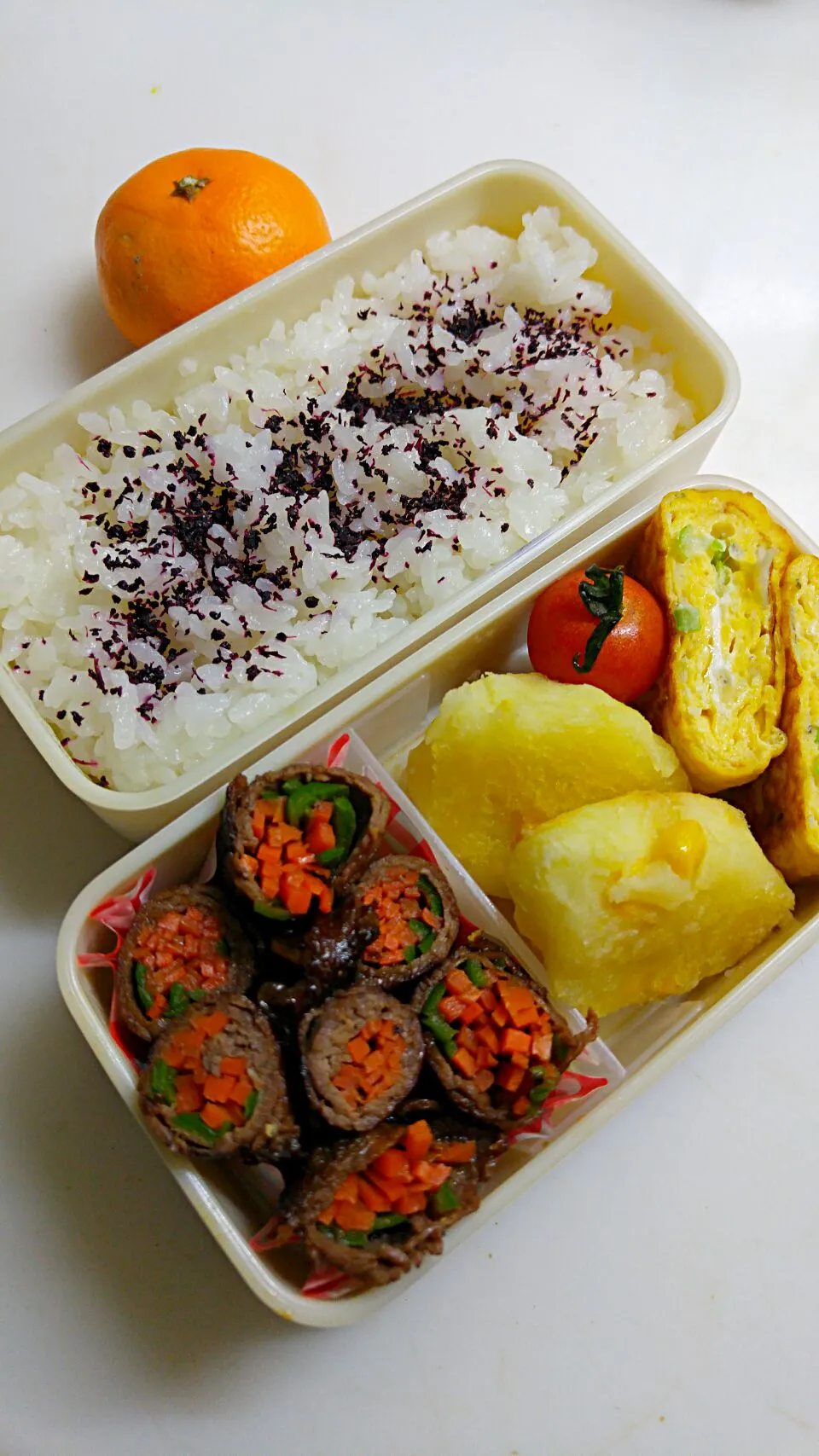 Snapdishの料理写真:☆小３＊お弁当☆ゆかりごはん＊ｼﾗｽ葱玉子焼き＊ミニトマト＊芋もち＊野菜の肉巻き＊みかん
前日のアレンジ入り(^_^;)|ｼｮｺﾗさん