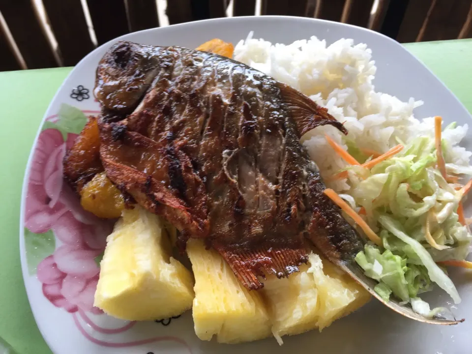 Paco a la parrilla con yuca y ensalada|Justo Romeroさん