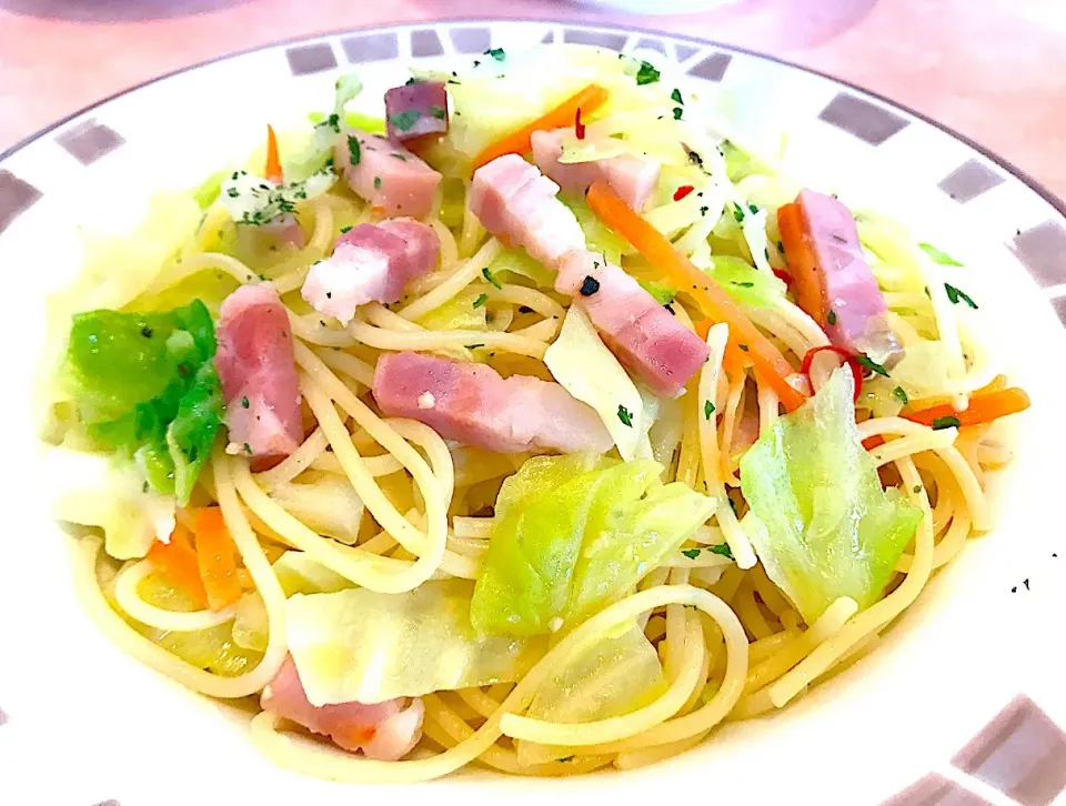 ピリ辛なベーコンとキャベツスパゲッティ 🍝 Spicy bacon and cabbage spaghetti 😋❤️✨|Liezlさん