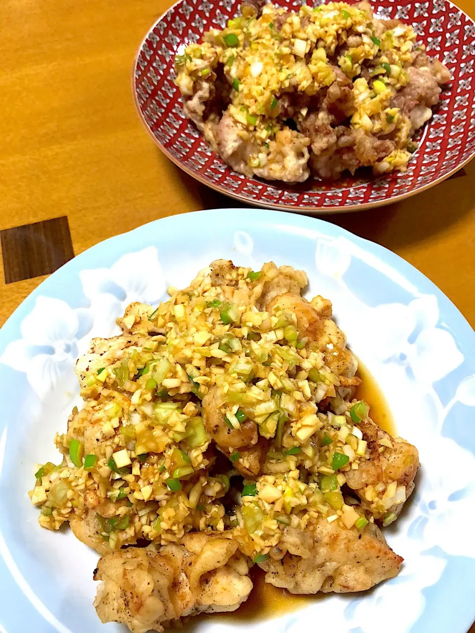 油淋鶏と、赤いお皿は豚肉で油淋鶏風😄|amikaさん