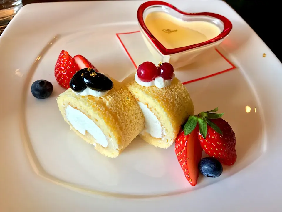 東郷はちみつロールケーキ　～東京産アローカナ卵のプリンを添えて～|とみさんさん