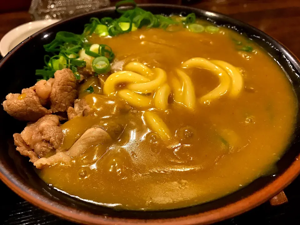 今日の昼餉はカレーうどん頂きました🍜でも、思い起こせば昨日の夕餉も今日の朝餉もおでん出汁を流用したカレーライス🍛しかも冷蔵庫の中にはまだ備蓄が💦無計画がバレましたな😭|にゃあ（芸名）さん