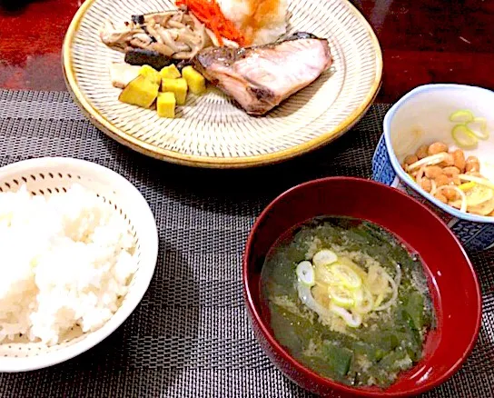 Snapdishの料理写真:鰤、さつまいも、エリンギ、椎茸、舞茸、ぶなしめじ、えのき、人参、大根、納豆、わかめ  写ってないけど無限ピーマン #dinner #小鹿田焼 #山田平安堂 #有田焼|aiさん