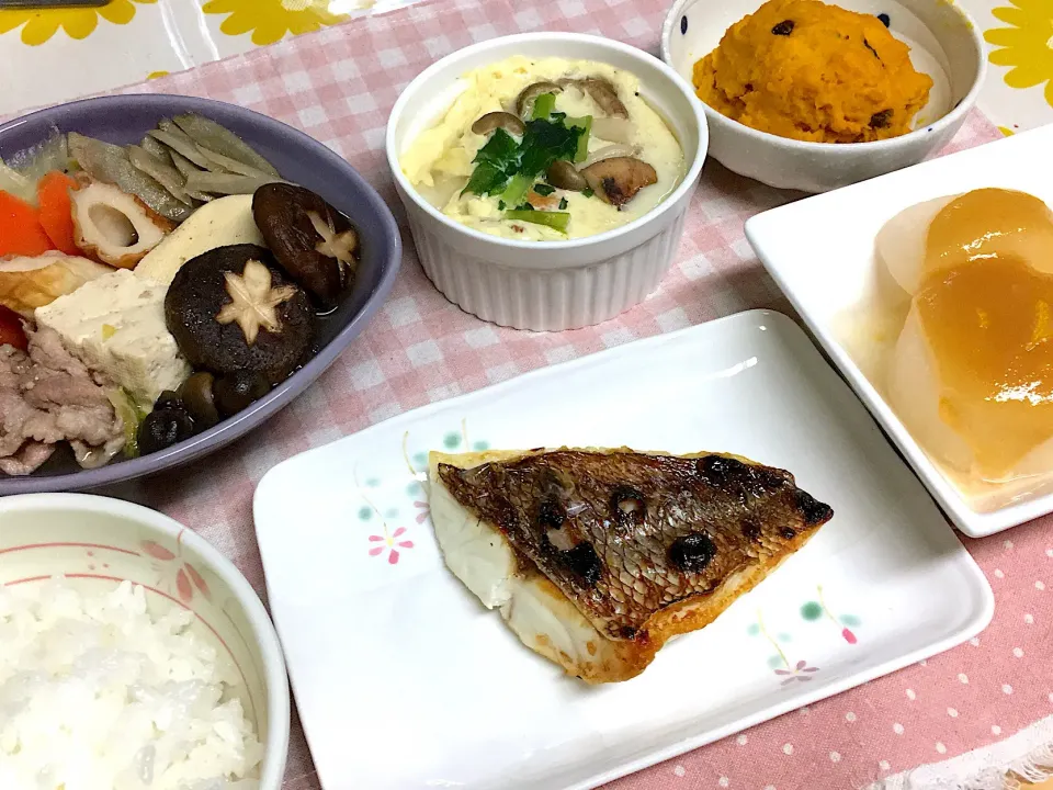 Snapdishの料理写真:夜ご飯 鯛、肉豆腐、茶碗蒸し、ふろふき大根、かぼちゃサラダ|あゆみさん